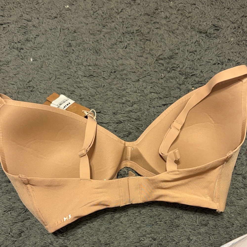 SKIMS wireless form T-shirt bra - Picture 2 of 3